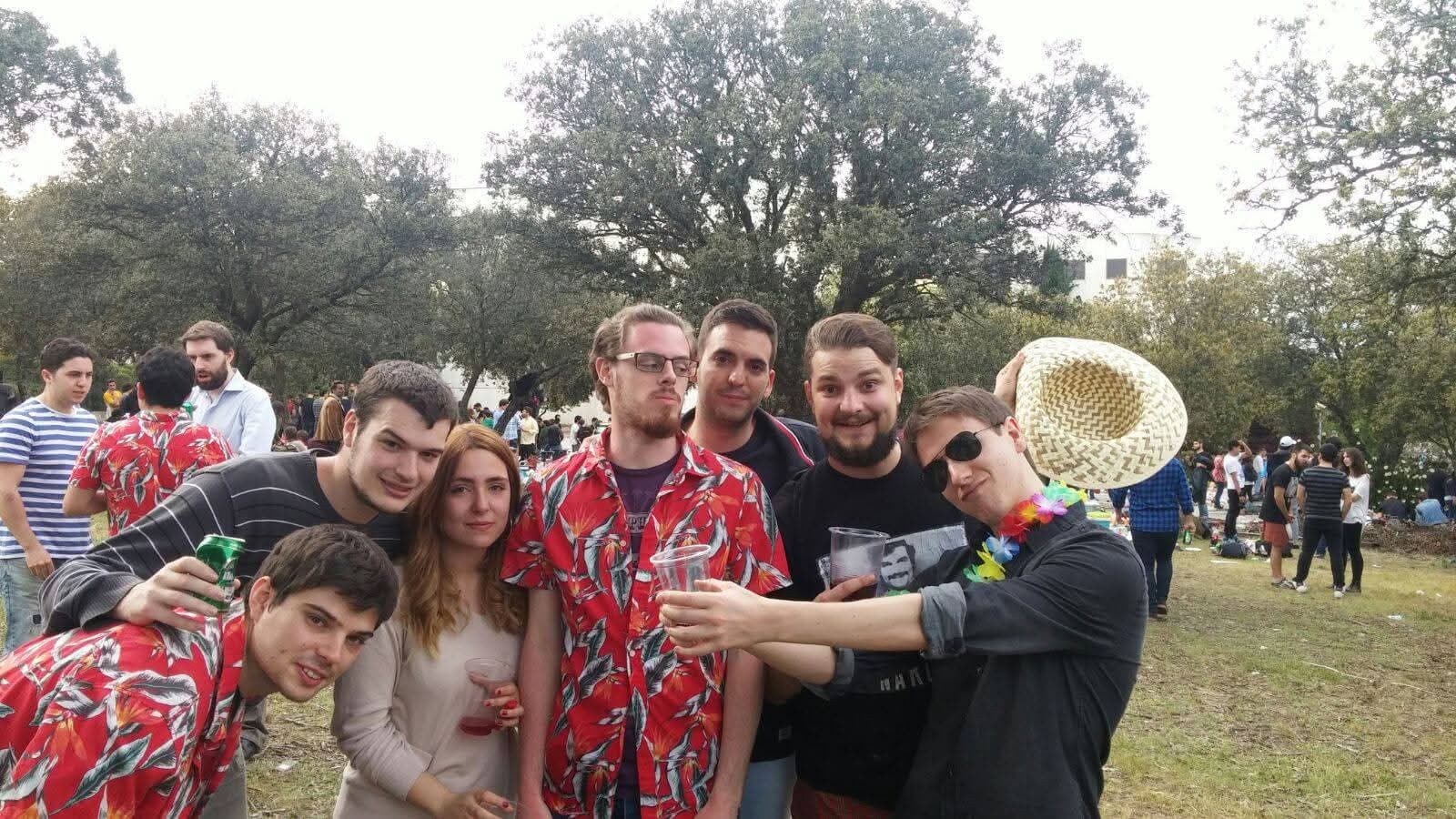 Foto del grupo en una fiesta de paellas